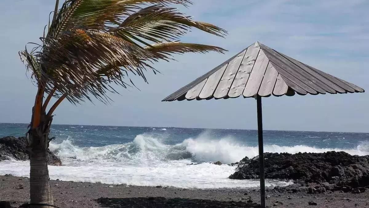Imagen de archivo de un día de viento y olas en el este de La Palma.