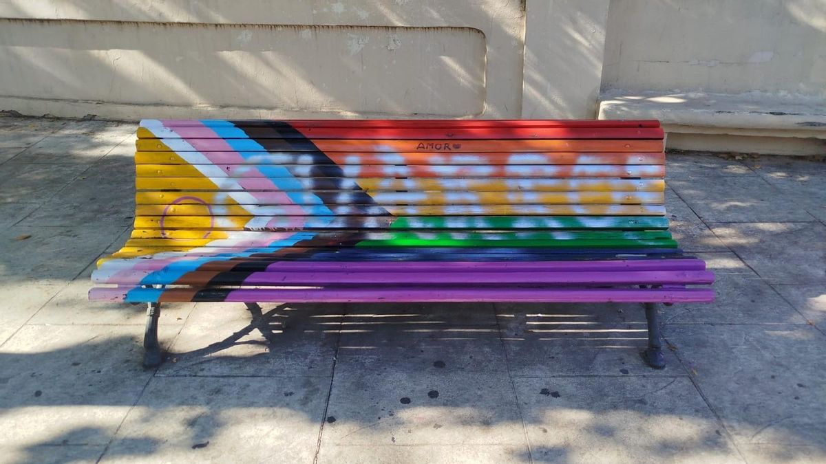 Vandalizan de nuevo el banco arcoíris de la Fuente Torán, en Teruel: “Llamar a estas cosas delito de odio no es exagerar”