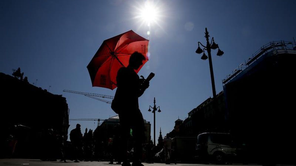 Imagen de archivo de una persona protegiendose del calor.