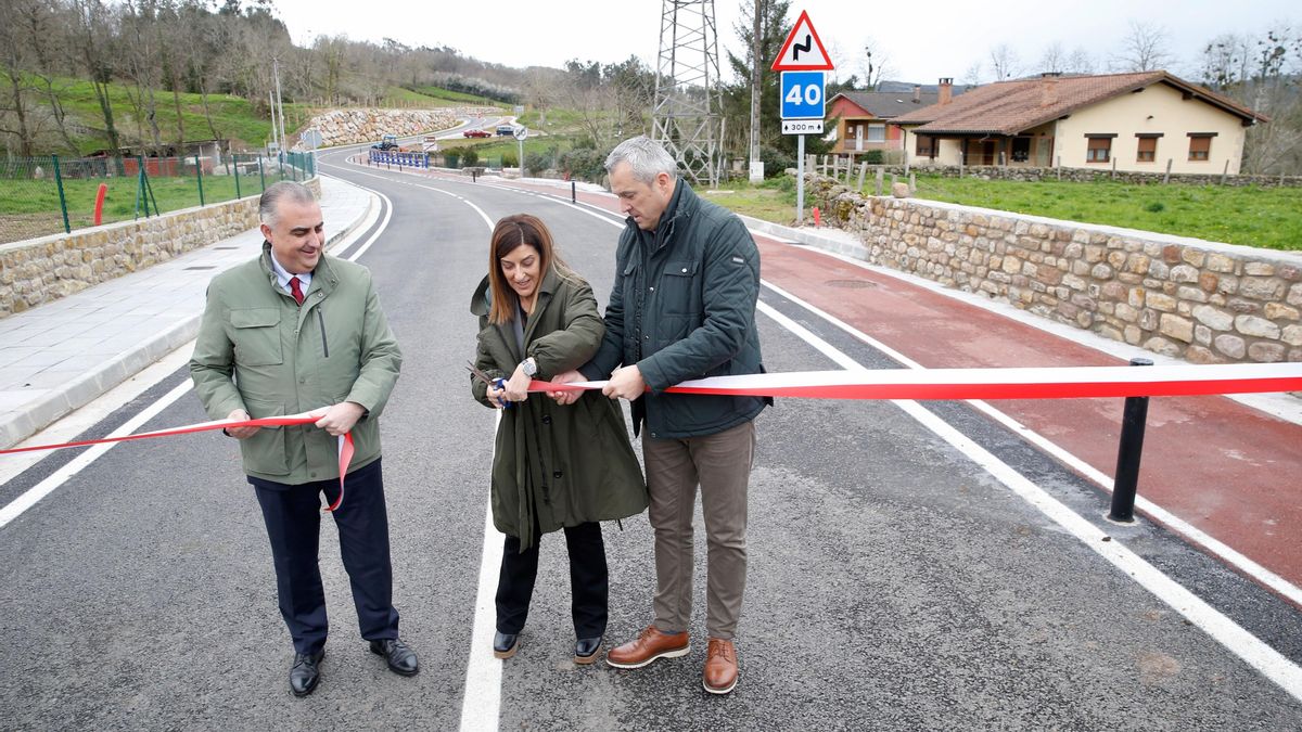 La presidenta de Cantabria, María José Sáenz de Buruaga en la inauguración del acondicionamiento de una carretera en Mazcuerras.