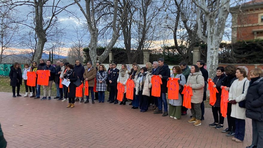Logroño muestra su duelo ante el asesinato machista de una mujer en el cajero de la calle San Millán