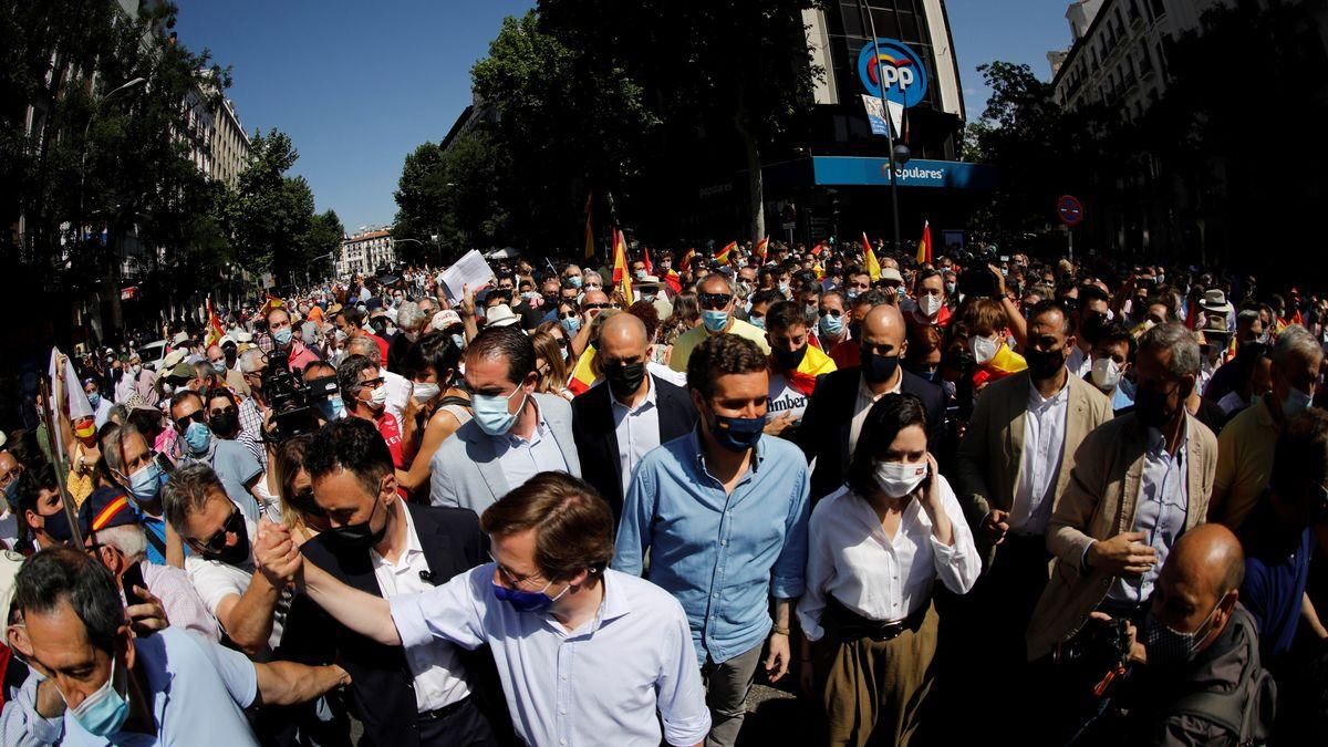 La delegación del PP, este domingo, acercándose a la protesta de Colón