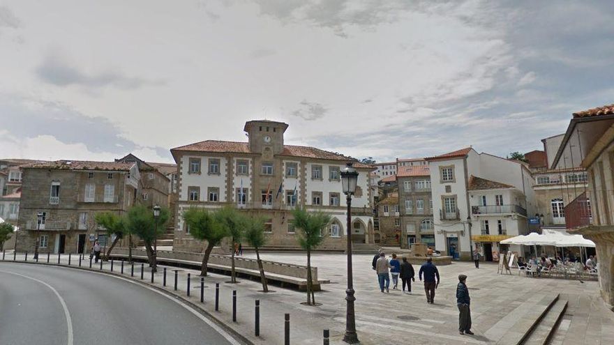 Inés Monteagudo, alcaldesa de Muros: "Marbella no es conocida precisamente por sus servicios"