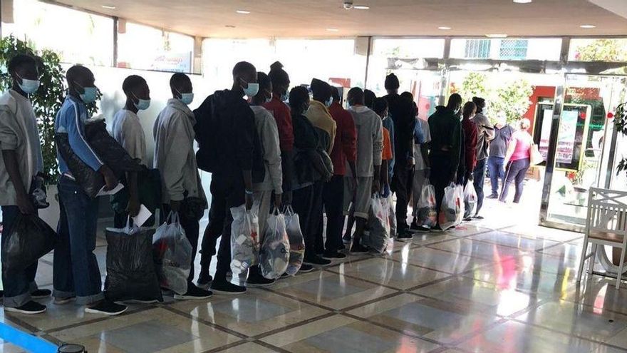 "Están de acogida humanitaria, no de vacaciones": la alcaldesa de San Bartolomé de Tirajana critica el traslado de migrantes a apartamentos turísticos