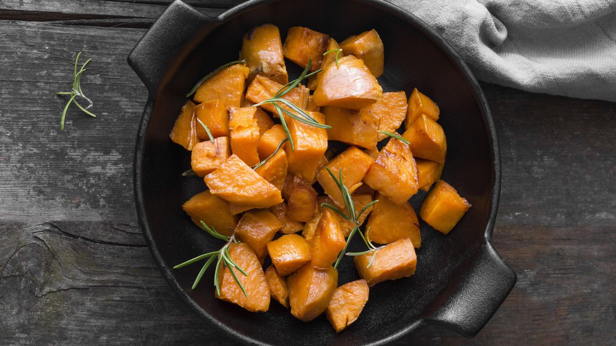 El sabor tostado de la batata asada junto con el tomate confitado es deliciosa en ensalada.