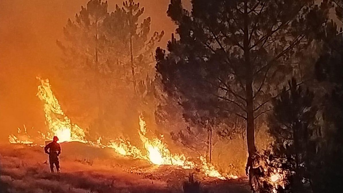 Más de 300 efectivos se enfrentan al incendio de Las Hurdes, que mantiene su “mala evolución”.