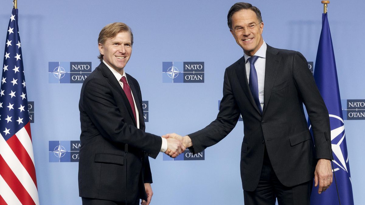 El secretario general de la OTAN, Mark Rutte, y del subsecretario de Guerra de EEUU, Elbridge A. Colby, en la reunión ministerial en la sede de la OTAN, en Bruselas (Bélgica).