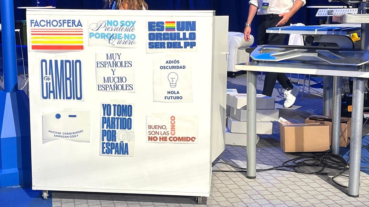 Stand de venta de camisetas en el XXI congreso nacional del Partido Popular.