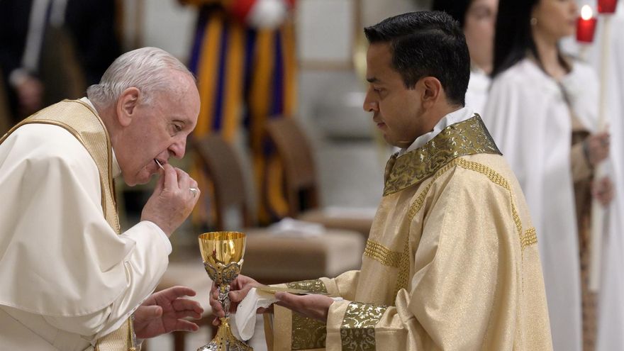 En la Vigilia de Pascua, Francisco pidió "gestos de paz" en medio de "los horrores de la guerra"