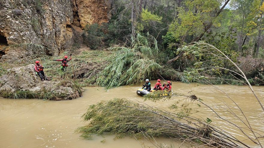 Bomberos de la Diputación de Albacete trabajando en el Segura en el operativo de Letur