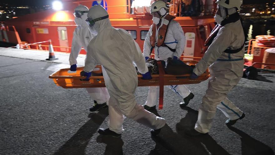 Dos de los ocupantes de la patera rescatada han sido trasladados al hospital tras su desembarco en el muelle de Arguineguín, debido a su mal estado. EFE/Ángel Medina