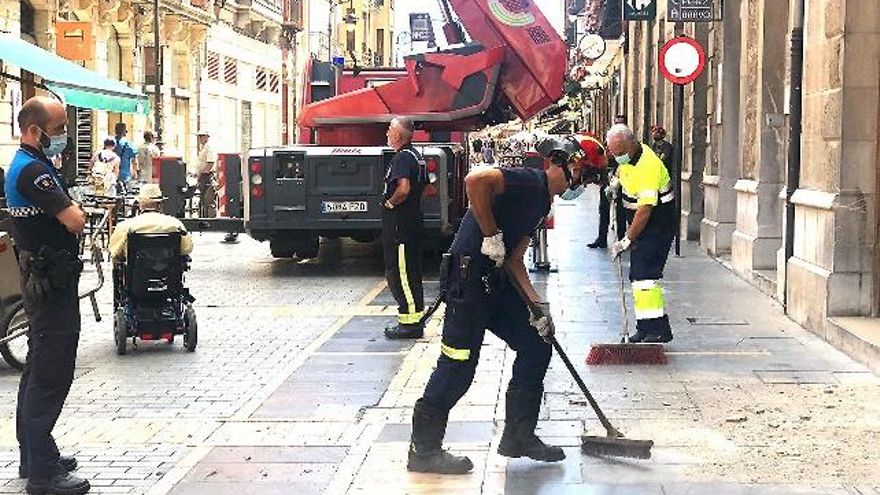 Los Bomberos de León intervienen en una caída de cascotes en la calle Ancha. / Campillo / ICAL