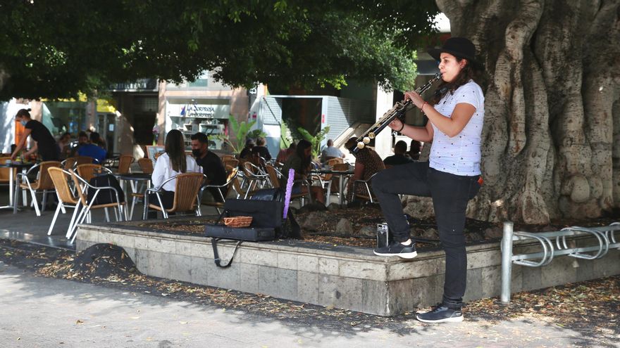 Una mujer toca el clarinete en Los Llanos de Aridane. (ALEJANDRO RAMOS)