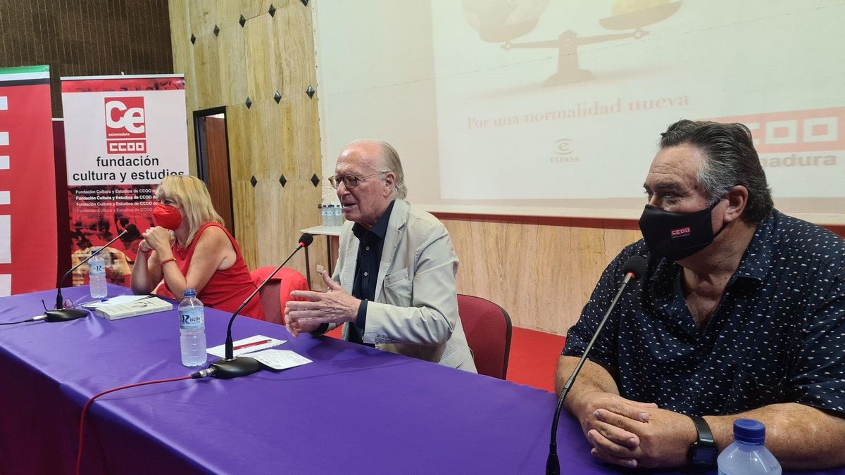 Nicolás Sartorius presentando su libro en Badajoz