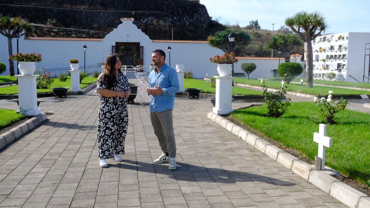 Visita del alcalde de El Paso, Eloy Martín,  y la concejal responsable del Cementerio, Isabel García, al Cementerio de San Vicente Ferrer.