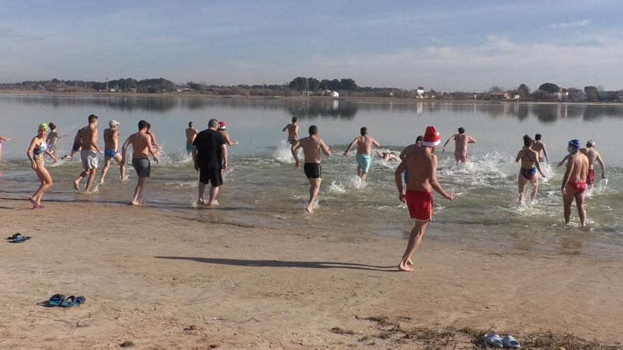 Un baño invernal para reclamar más aporte de agua a las toledanas lagunas de Villafranca de los Caballeros