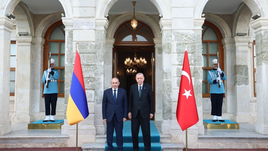 Erdogan recibe al primer ministro armenio en Estambul, en un encuentro histórico