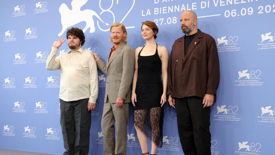 Aidan Delbis, Jesse Plemons, Emma Stone y Yorgos Lanthimos en el photocall de 'Bugonia' en Venecia