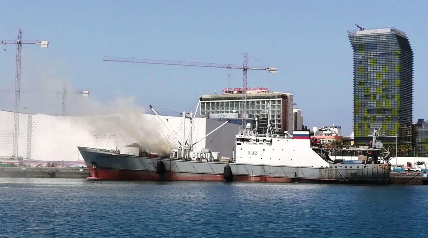 Incendio de un barco en el Puerto de La Luz. (Spplblaspalmas)