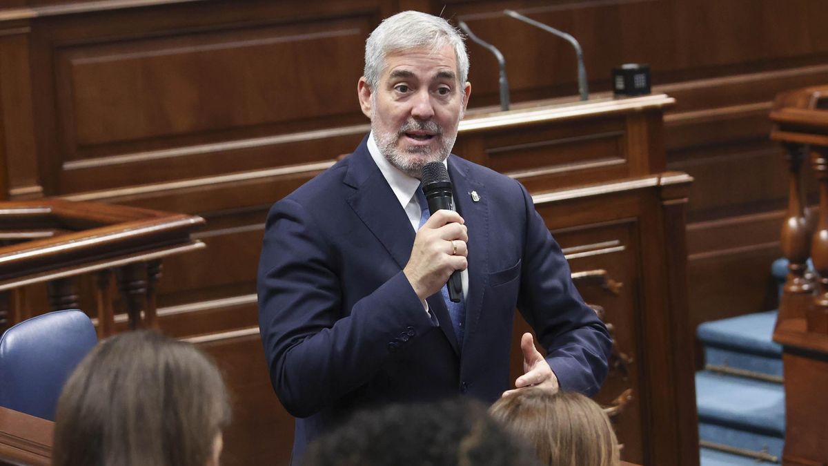 El presidente del Gobierno de Canarias, Fernando Clavijo, este miércoles en el Parlamento regional.