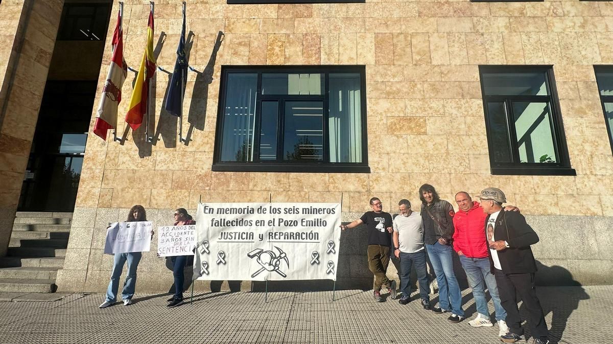 Concentración de familiares de mineros fallecidos en el accidente en la Hullera Vasco-Leonesa, este jueves a las puertas de los Juzgados de León. 