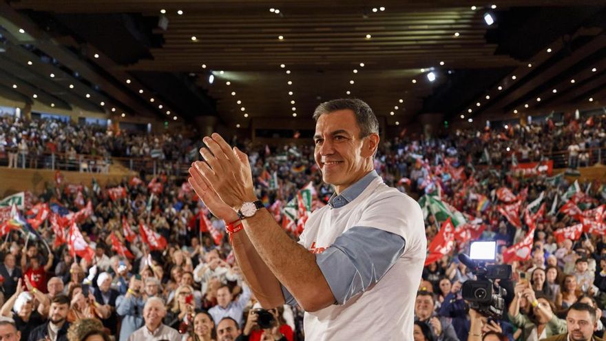 El secretario general del PSOE y presidente del Gobierno, Pedro Sánchez, en el acto de precampaña celebrado en el Palacio de Congresos de Granada.