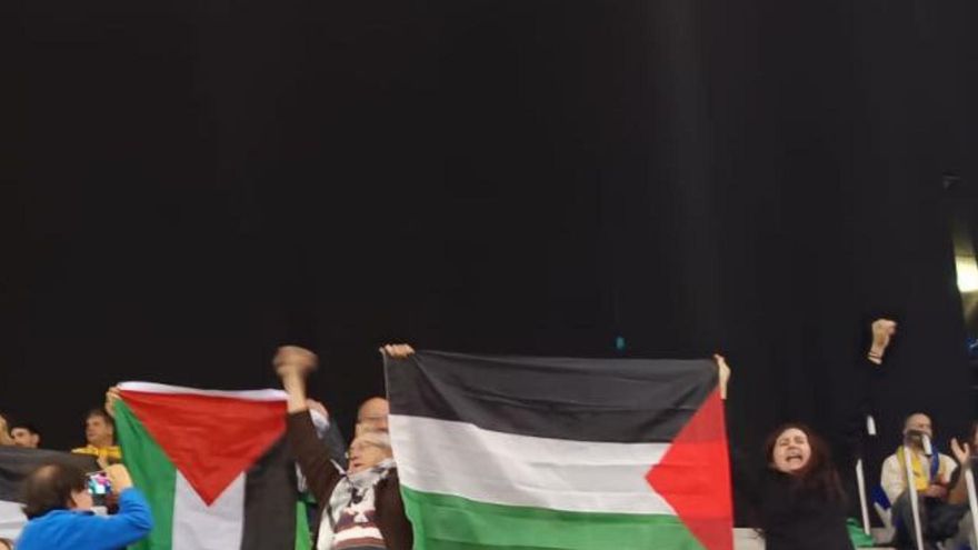La Policía desaloja a varios activistas por mostrar banderas palestinas en el partido entre el Dreamland Gran Canaria y el Hapoel Tel Aviv de Israel