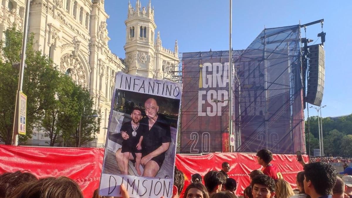 Un cartel en Cibeles pide la dimisión de Infantino