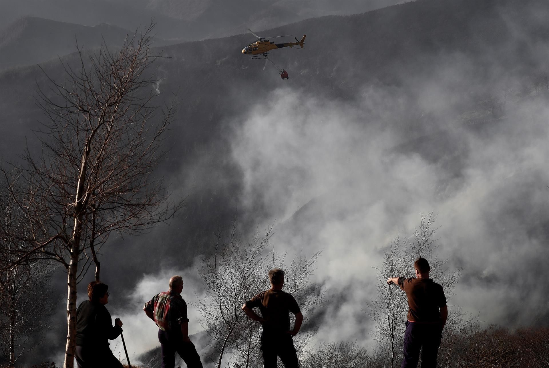 Tareas de extinción en un incendio forestal en Navarra
