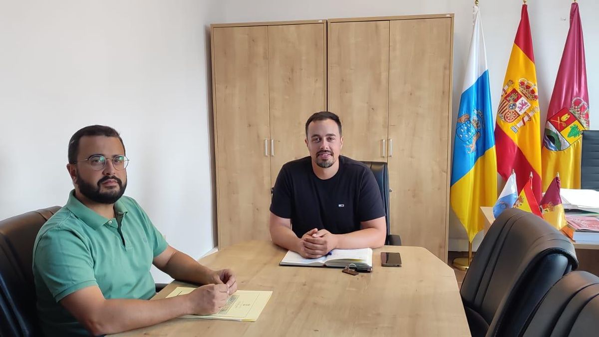 Joshua Martín, concejal de Mayores y Salud de Villa de Mazo, e Idafe Hernández, alcalde.