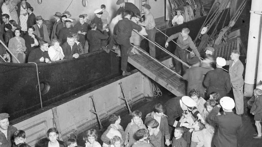 Trasbordo de 750 niños españoles evacuados por la Guerra Civil en dirección a Rusia.