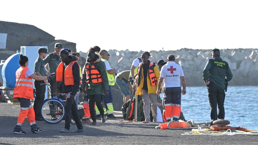 Rescatado un cayuco con 126 migrantes, doce de ellos menores, al sur de La Gomera