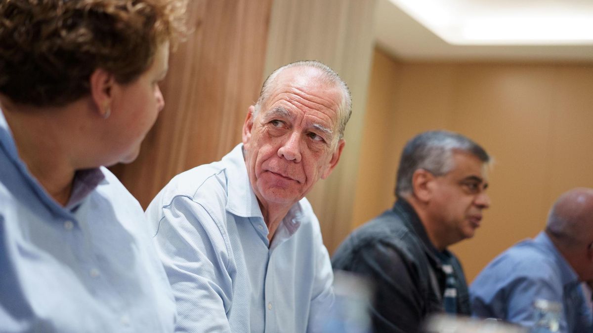 El secretario general de Sindicalistas de Base, Manuel Fitas (2i), durante la reunión celebrada este lunes entre las patronales del turismo y la hostelería en la provincia de Santa Cruz de Tenerife, Ashotel y Aero; y los sindicatos UGT, Intersindical, USO y FSC.