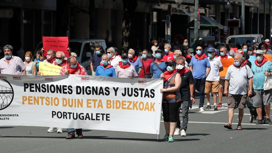 Pensionistas durante una manifestación en demanda de unas "pensiones dignas". EFE/LUIS TEJIDO/Archivo