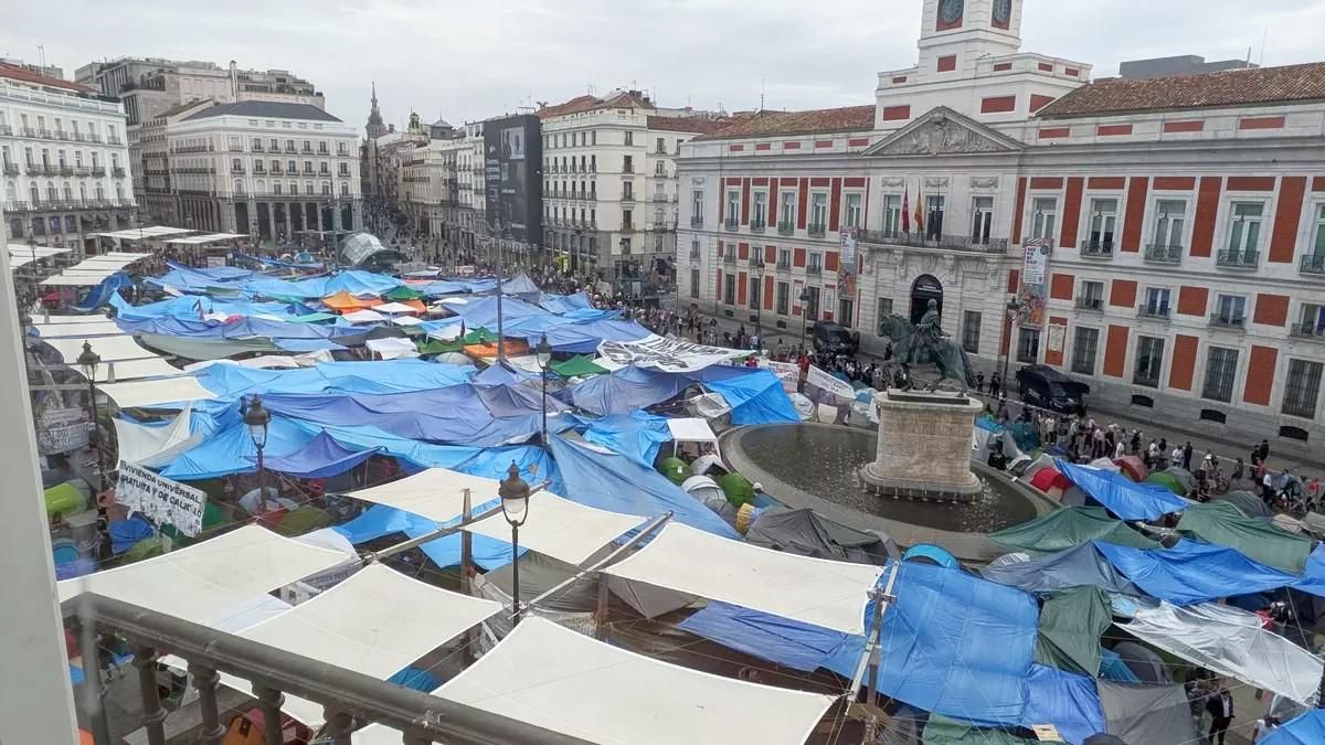 Una panorámica de la Acampada de Sol en Madrid por la vivienda con más de 1.200 tiendas de campaña.