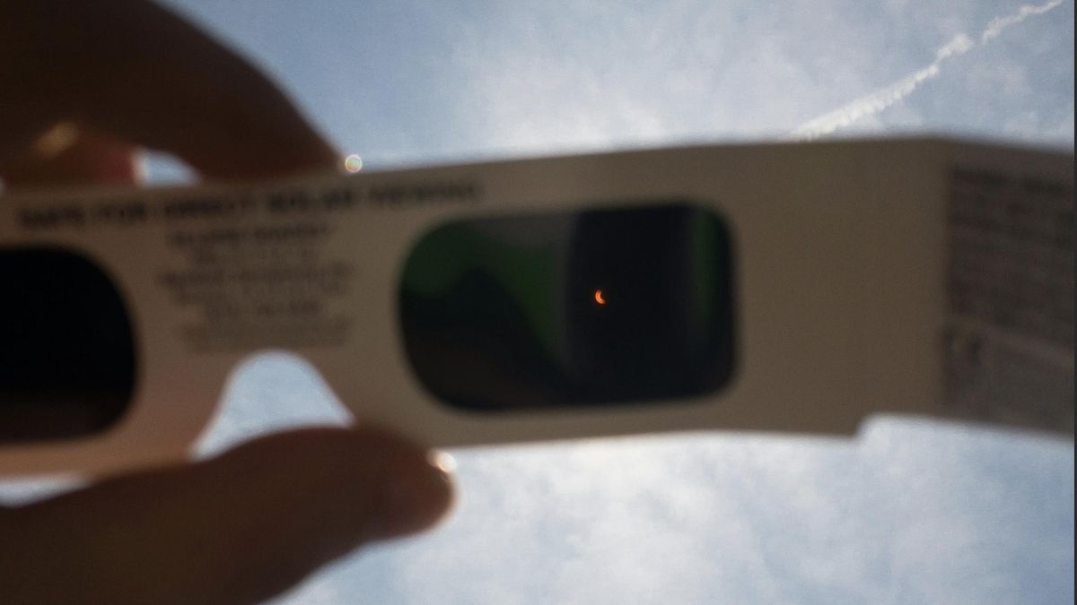 El delegado del Gobierno en Canarias pide precaución ante los daños personales por mirar el eclipse sin la debida protección