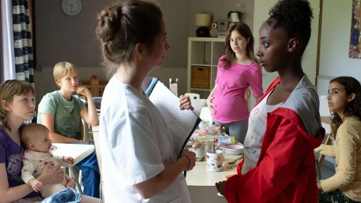 Reunión de personal y adolescentes en el centro maternal