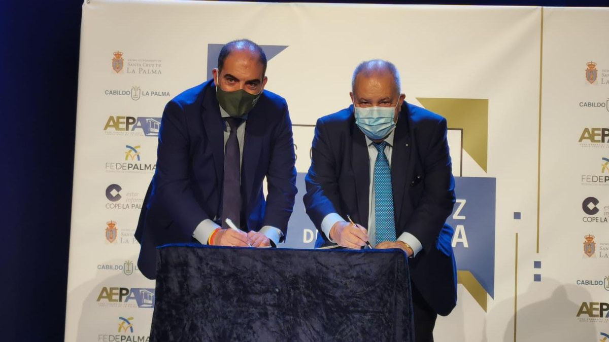Un momento de la firma del convenio.