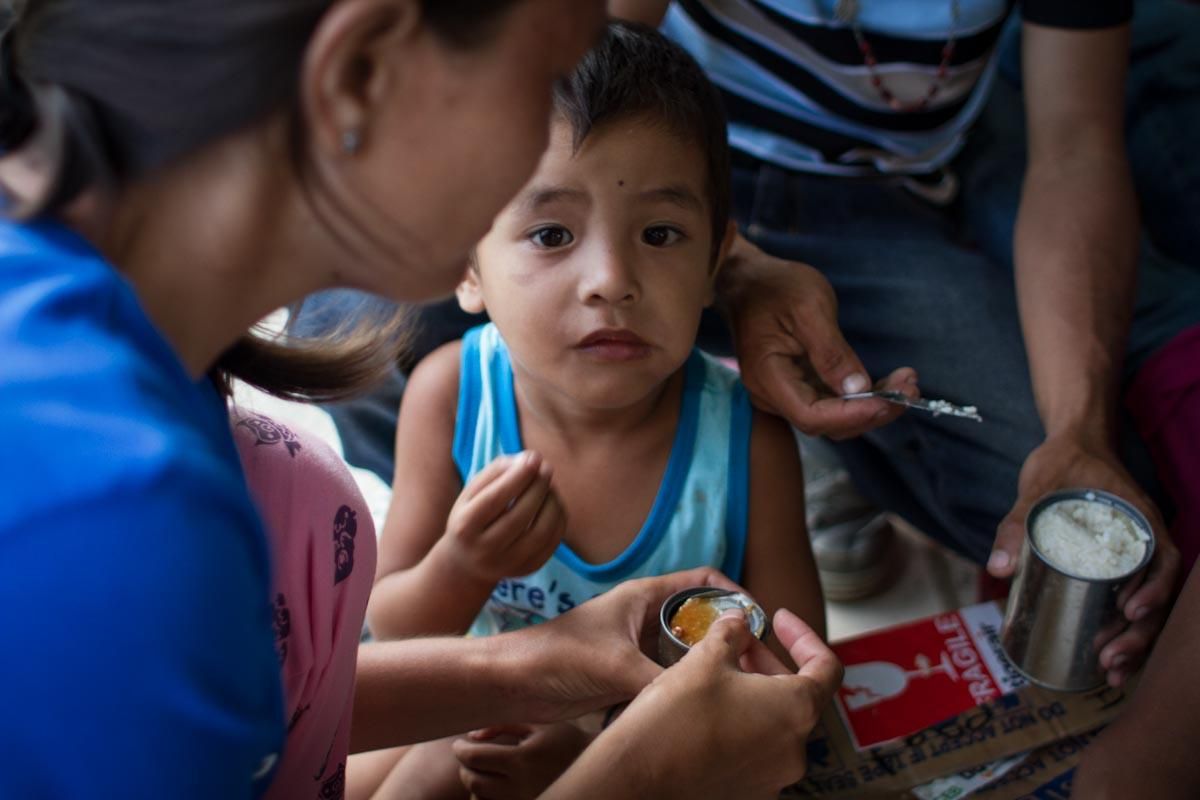 Familias evacuadas y niños del tifón Yolanda reciben las primeras y más básicas ayudas del gobierno y las organizaciones internacionales en Taclobán el 13 de noviembre de 2013./ Fotografía: Acción contra el Hambre/Daniel Burgui