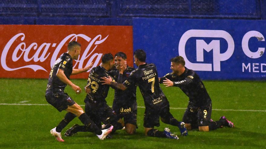 Colón derrotó a un Vélez que sigue en caída libre