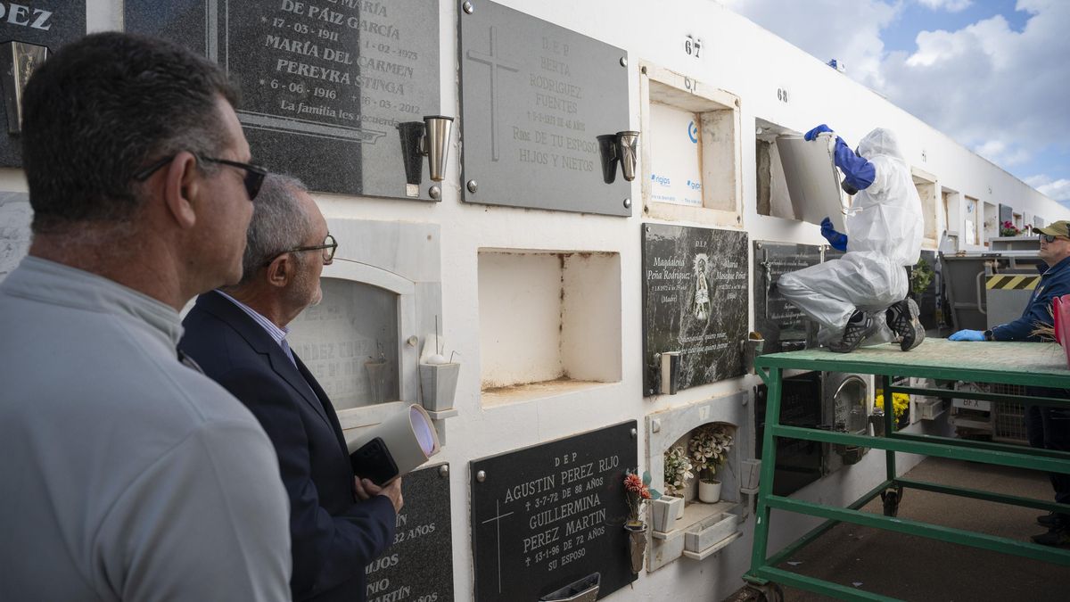 Exhumación de los cuerpos de los marineros del 'Domenech de Varó' este 15 de mayo en Arrecife.