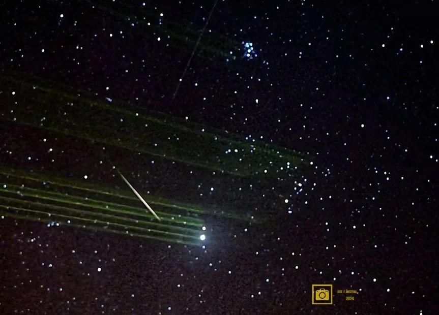 Una estrella fugaz de la lluvia de las Perseidas brillante, cruzando el cielo de La Palma en la pasada noche del lunes al martes.