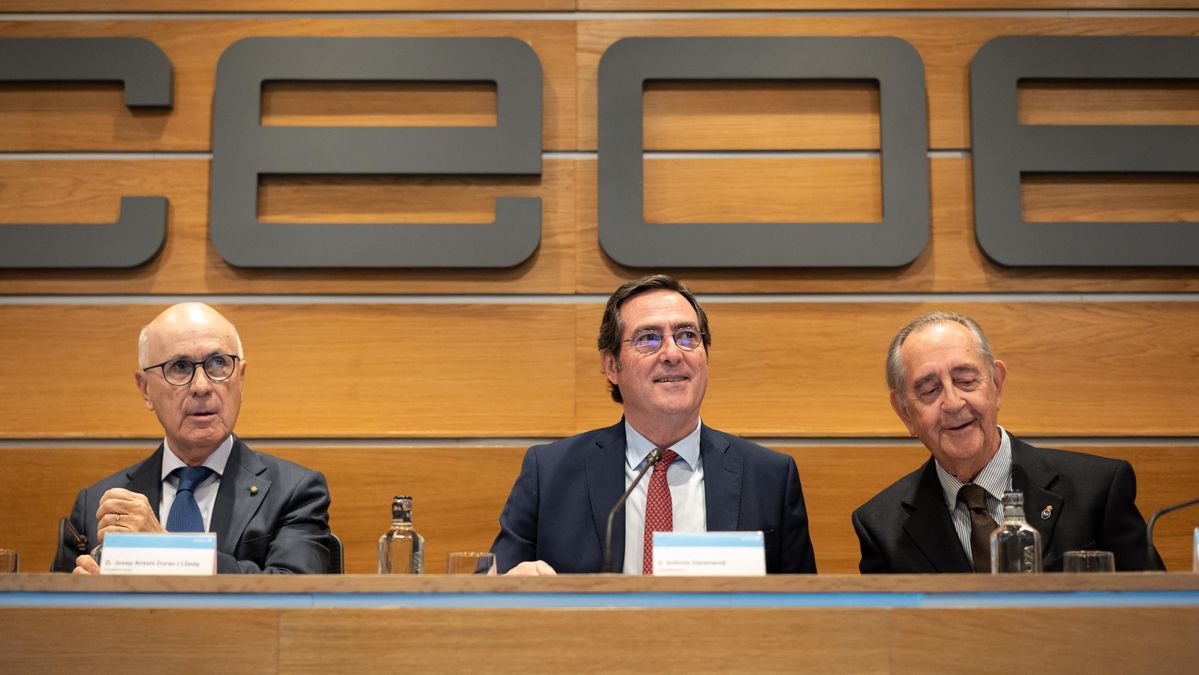 De izquierda a derecha, el presidente de la patronal de los supermercados Asedas, Josep Antoni Duran i Lleida;  el presidente de la patronal CEOE, Antonio Garamendi; y el de la Asociación de Mutuas de Accidentes de Trabajo (AMAT), Juan Roca.