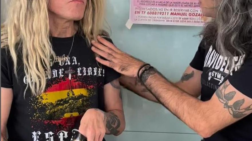 Críticas a Mario Vaquerizo por la camiseta de un miembro de su grupo homenajeando el Valle de los Caídos