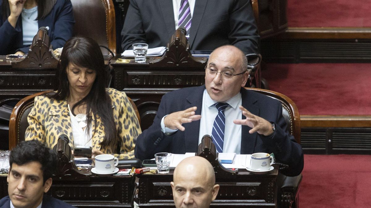 El libertario José Peluc al lado de Lorena Villaverde