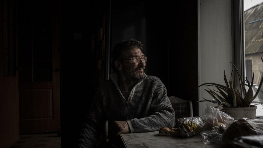 Fenin Anatoly, de 58 años, trabaja reconstruyendo casas para una ONG de Jarkov, pero su casa familiar está en Oleksandrivska