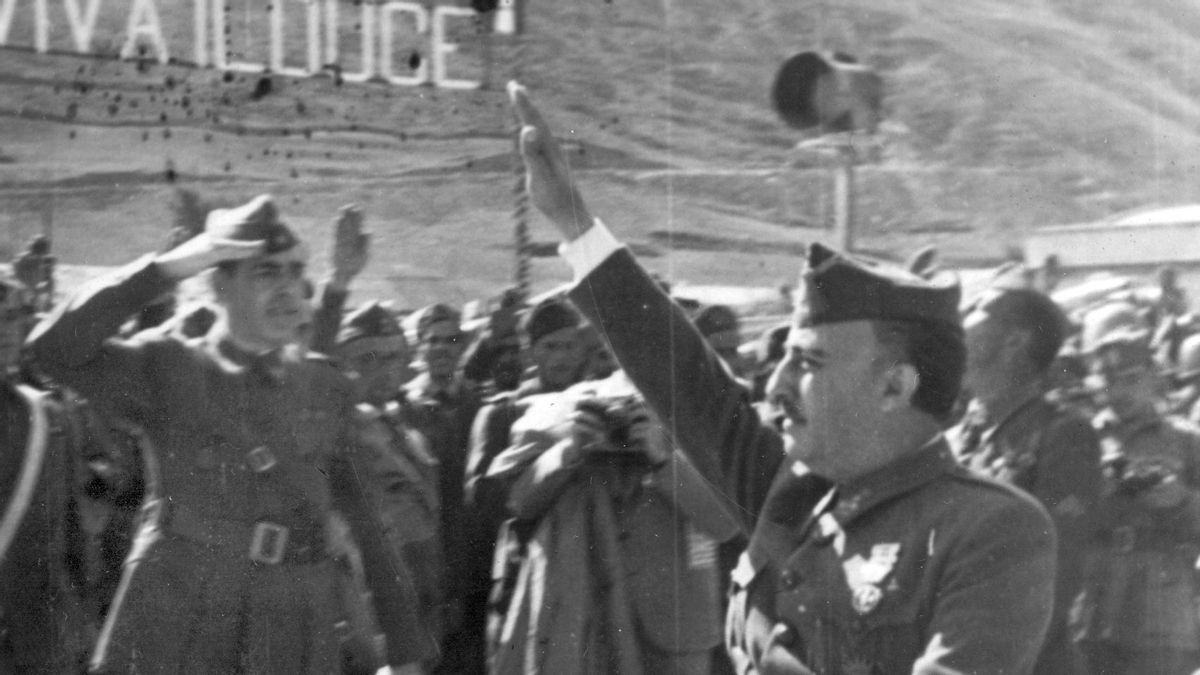 Logroño, 2-10-1938. El general Francisco Franco pasa revista a las tropas en la fiesta militar celebrada con motivo de la entrega de condecoraciones a las fuerzas legionarias italianas.