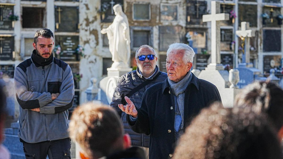 Visita escolar a las exhumaciones de las fosas del cementerio de La Salud de Córdoba.
