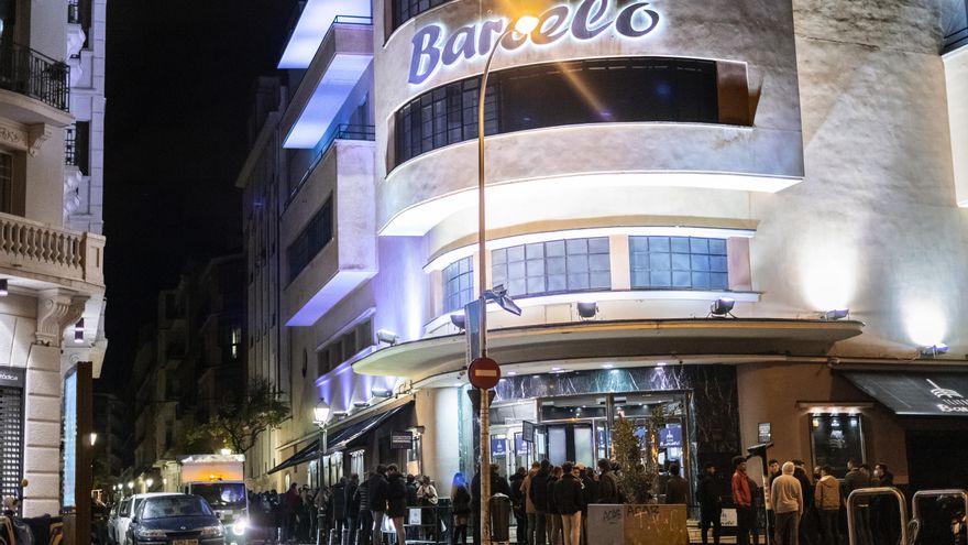 Colas para entrar en la discoteca Barceló en Madrid. / Ana Beltrán