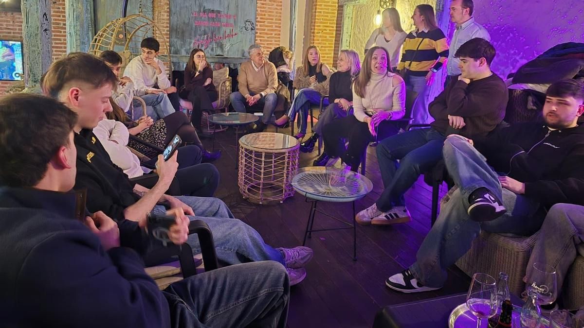 El PP promete a jóvenes en un pub de León ayudas fiscales, vivienda y transporte gratuito.